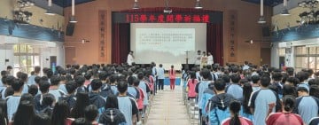 「愛與蛻變」開啟新學期　三位神父為海星中學每一學生行「覆手禮」